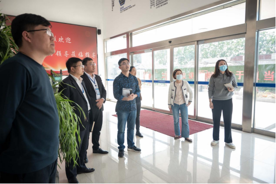 【税法进万企 东风伴您行】港区税务局莅临摩登7建设领导工作！！！